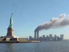 Pohled na zasažené věže WTC od Sochy Svobody