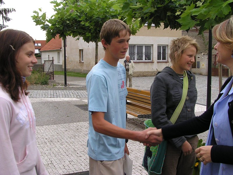 Shromáždění před školou 29.6.2007