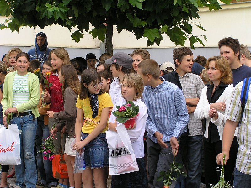 Shromáždění před školou 29.6.2007