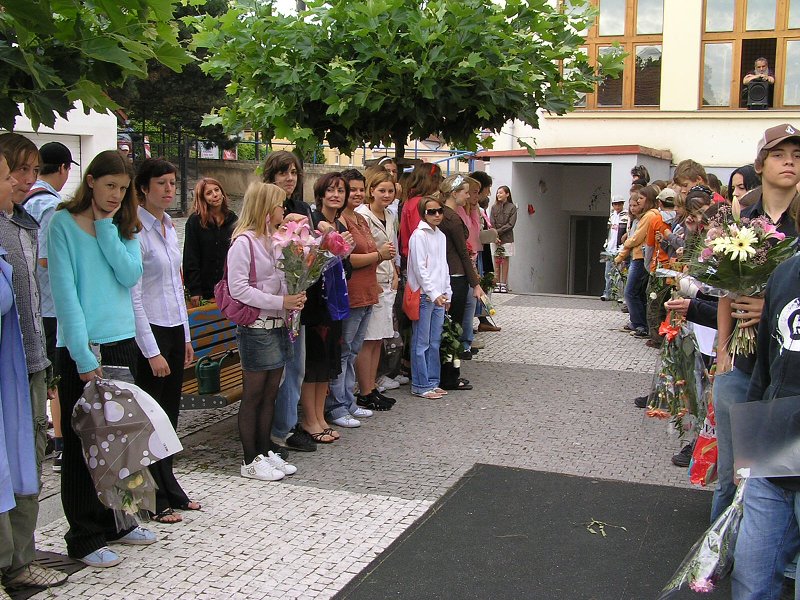 Shromáždění před školou 29.6.2007