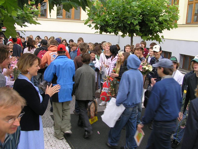 Shromáždění před školou 29.6.2007