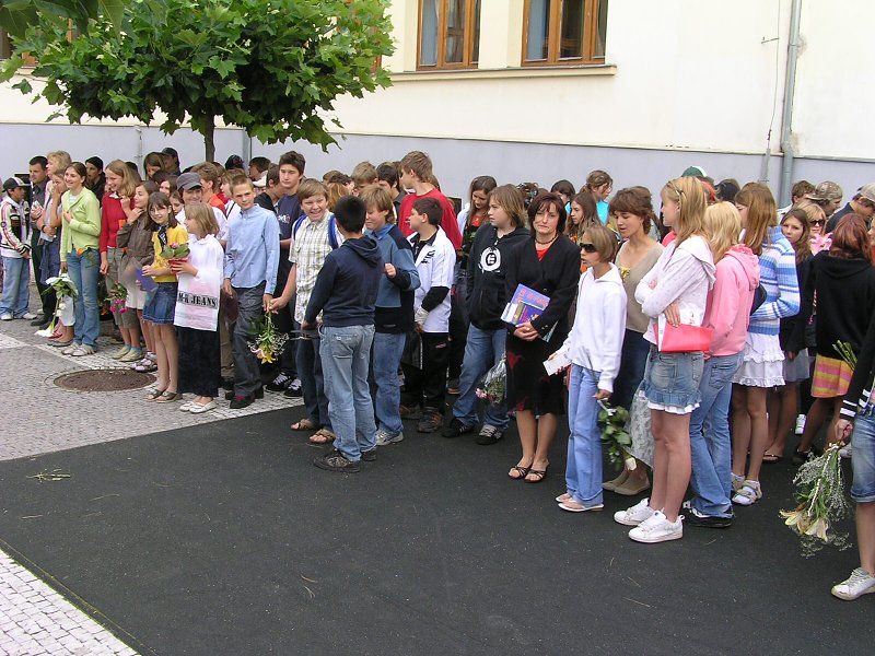 Shromáždění před školou 29.6.2007